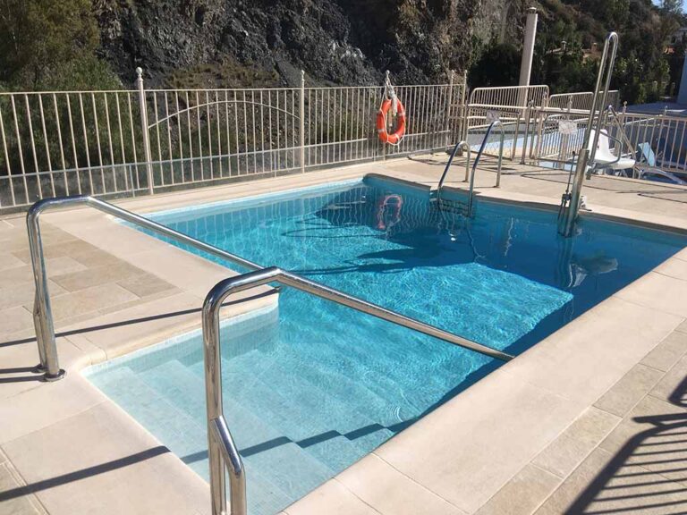 Terraza piscina en el entorno natural del Monte forestal de Gibralfaro