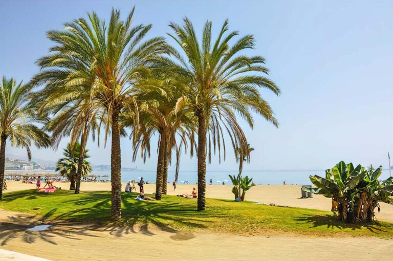 Playa de la Malagueta, situada a 400m del Hotel Elíseos